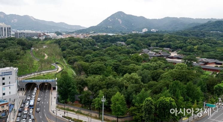 일제가 단절시켰던 창경궁과 종묘의 연결통로가 다시 이어진 21일 서울 종로구 율곡로에서 바라본 창경궁과 종묘 연결로가 일반시민 개방을 앞두고 있다./강진형 기자aymsdream@