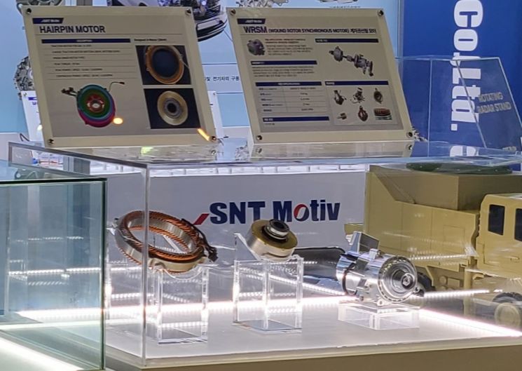 SNT모티브 전시부스에 선보인 친환경 미래 모터 기술이 적용된 헤어핀 모터(왼쪽)와 WRSM. /김용우 기자 kimpro7777@