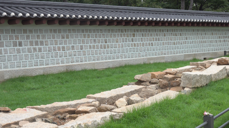 서울시가 복원한 503m 길이의 궁궐 담장에는 옛 종묘 담장의 석재 및 기초석이 일부 쓰였다. 사진은 산책로 한켠에 마련된 종묘 북쪽 담장 유구. 사진=윤진근PD yoon@