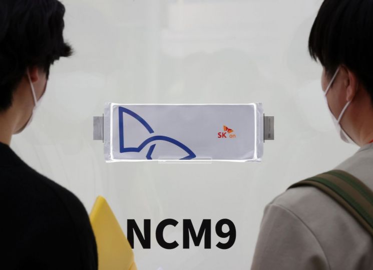 올해 3월 서울 강남구 코엑스에서 열린 2차전지 등 배터리 전문 전시 '인터배터리 2022' SK온 부스를 찾은 관람객들이 전시된 NCM9 배터리를 살펴보고 있다. [이미지출처=연합뉴스]