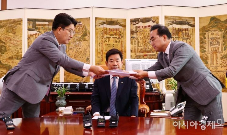 권성동 국민의힘 대표 직무대행, 박홍근 더불어민주당 원내대표가 22일 국회 의장실에서 국회의장 주재로 열린 여야 원내대표 회동에서 21대 하반기 국회 원 구성 합의문을 교환하고 있다./윤동주 기자 doso7@