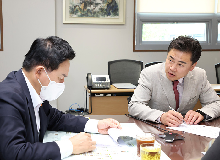 오언석 도봉구청장이 원희룡 국토교통부 장관과 만나 도봉구 관련 현안들을 논의하고 있다(2022. 7. 22. 국토발전전시관)(사진 왼쪽 원희룡 국토교통부 장관, 사진 오른쪽 오언석 도봉구청장)