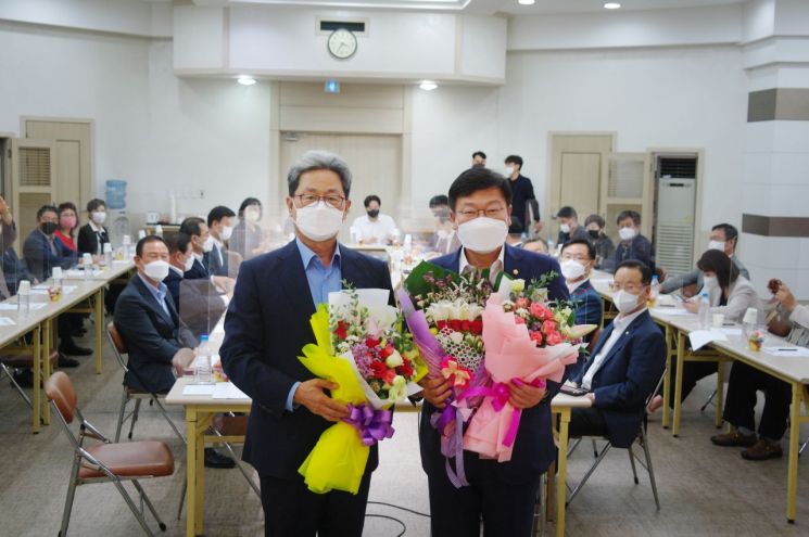 축하 꽃다발을 받은 정점식 신임 국민의힘 경남도당위원장(오른쪽).