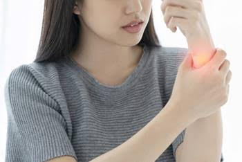 [콕!건강] 장마철에 휴가철까지… 여름이면 심해지는 손목 통증