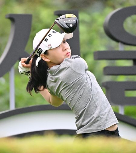이제영이 호반 서울신문위민스클래식 첫날 10번홀에서 티 샷을 하고 있다. 사진제공=KLPGA