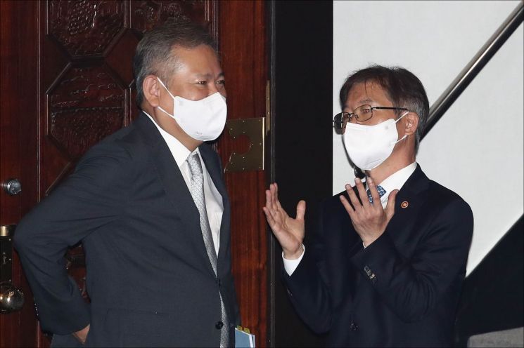 이상민 행정안전부 장관과 이정식 고용노동부 장관이 21일 오전 서울 여의도 국회 본회의장에서 국민의힘 권성동 당 대표 직무대행 겸 원내대표의 교섭단체 대표연설 시작에 앞서 대화하고 있다. [이미지출처=연합뉴스]