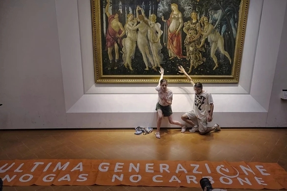 The protest site by the environmental group Ultima Generazione at the Uffizi Gallery in Florence, Italy. Photo by Ultima Generazione website capture, Yonhap News Agency