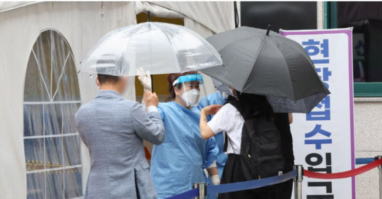 21일 오전 서울 강남구 보건소 코로나19 선별진료소에서 의료진이 검사를 받으려는 시민들을 안내하고 있다. [이미지출처=연합뉴스]