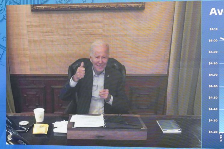 조 바이든 미국 대통령이 코로나19 확진 후 지난 22일(현지시간) 화상으로 경제팀 참모들과 회의하고 있는 모습. [이미지출처=AP연합뉴스]