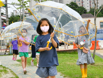 현대모비스, 어린이 안전 위해 올해도 투명우산 10만개 배포
