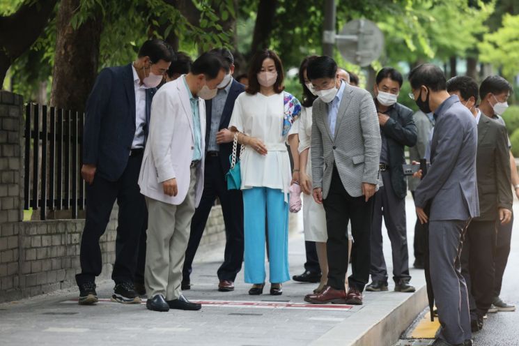 서강석 송파구청장과 보인중·고등학교 학부모들이 21일 동남로22길의 보도환경 개선사업 완료 현장을 보고 있다.