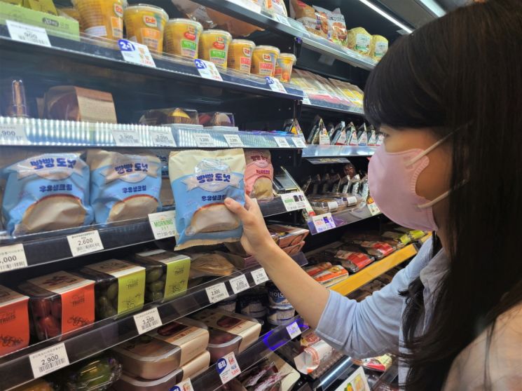 "절반 이상이 크림" 이마트24, '크림빵빵도넛' 사면 원두커피 증정