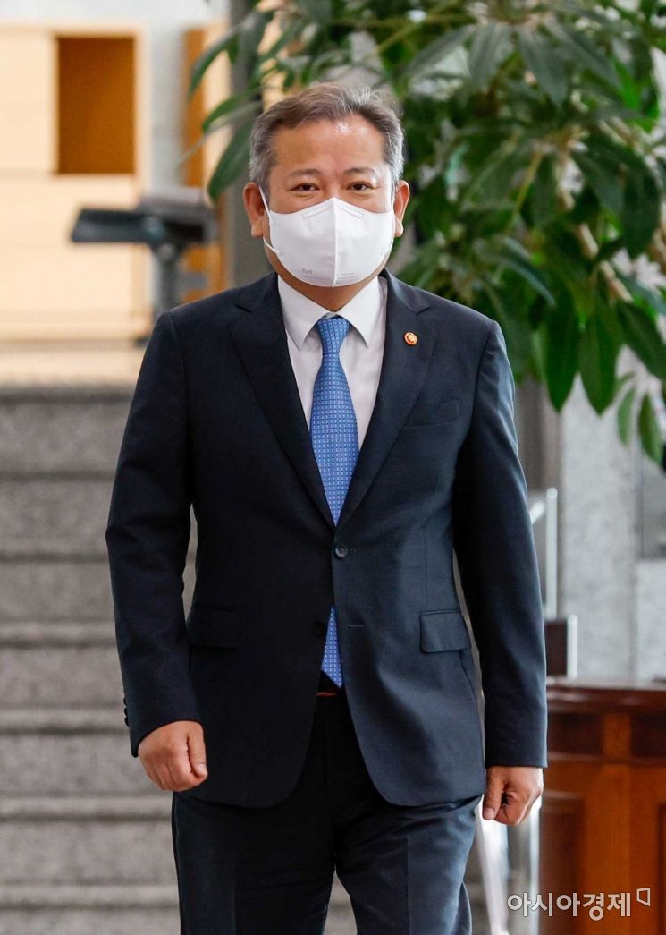 [포토]브리핑실 이동하는 이상민 행안부 장관