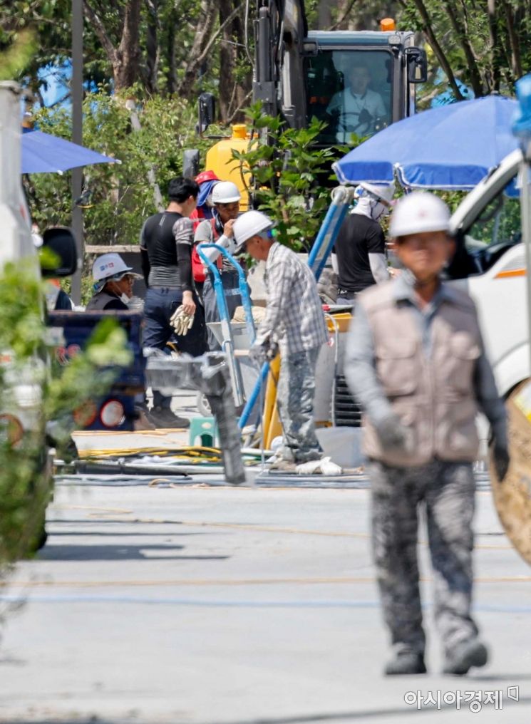 전국 대부분 지역에 폭염특보가 내려진 25일 서울 종로구 광화문 광장 공사 현장에서 노동자들이 구슬땀을 흘리고 있다./강진형 기자aymsdream@