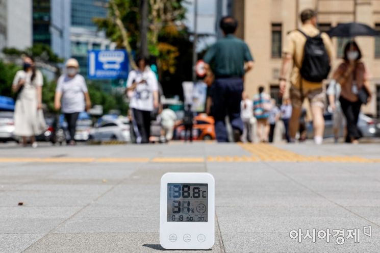 전국 대부분 지역에 폭염특보가 내려진 25일 서울 종로구 광화문 네거리에서 온도계에 지열 온도가 표시돼 있다./강진형 기자aymsdream@