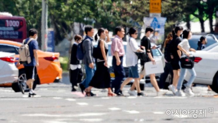 전국 대부분 지역에 폭염특보가 내려진 25일 서울 종로구 세종로 네거리에 지열로 아지랑이가 피어오르고 있다./강진형 기자aymsdream@