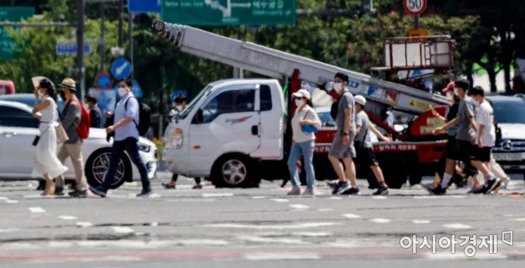 전국 대부분 지역에 폭염특보가 내려진 25일 서울 종로구 세종로 네거리에 지열로 아지랑이가 피어오르고 있다./강진형 기자aymsdream@