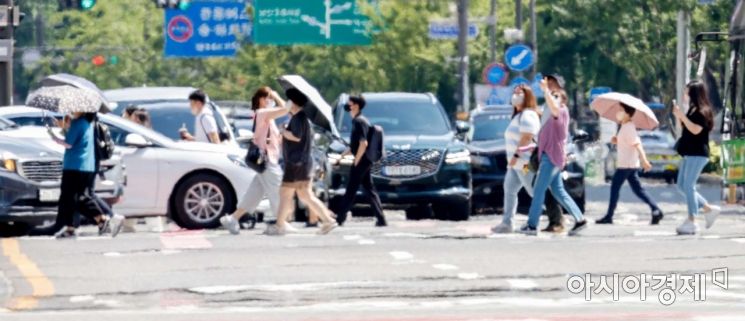 전국 대부분 지역에 폭염특보가 내려진 25일 서울 종로구 세종로 네거리에 지열로 아지랑이가 피어오르고 있다./강진형 기자aymsdream@