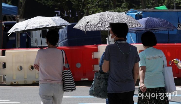 [포토] 폭염 속 우산 행렬