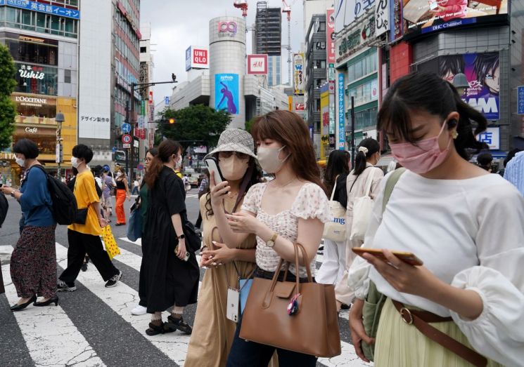 21일 일본 도쿄 시내에서 행인들이 횡단보도를 건너고 있다. [이미지출처=연합뉴스]