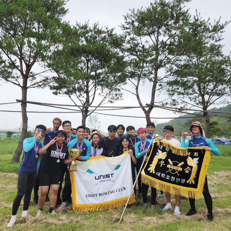 제17회 전국 대학조정대회에서 종합우승을 차지한 UNIST 조정부.