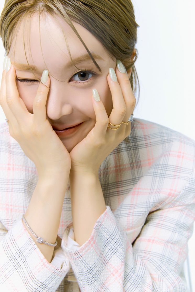 오호라 신제품 젤네일 팁 초아 에디션 화보.