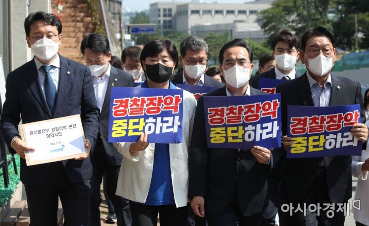 박홍근 더불어민주당 원내대표와 서영교 경찰장악 저지대책단장이 26일 서울 용산구 대통령 집무실 인근에서 윤석열 정권 경찰장악 규탄 기자회견을 마친 후 대통령실에 항의서한을 전달하기 위해 이동하고 있다./국회사진기자단