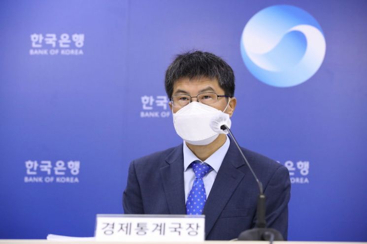 황상필 한국은행 경제통계국장이 26일 서울 중구 한국은행에서 2022년 2/4분기 실질 국내총생산(속보)의 주요 특징을 설명하고 있다. [이미지출처=연합뉴스]