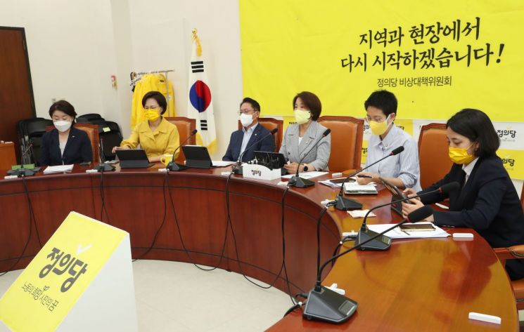 정의당 이은주 비상대책위원장이 26일 국회에서 열린 의원총회에서 발언하고 있다. [이미지출처=연합뉴스]