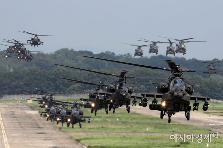 25일 경기도 이천시 육군항공사령부에서 열린 대규모 항공작전 훈련에서 AH-64E 아파치 가디언 공격헬기, UH-60P 블랙호크, CH-47D 시누크 헬기가 호버링을 하고 있다./사진공동취재단