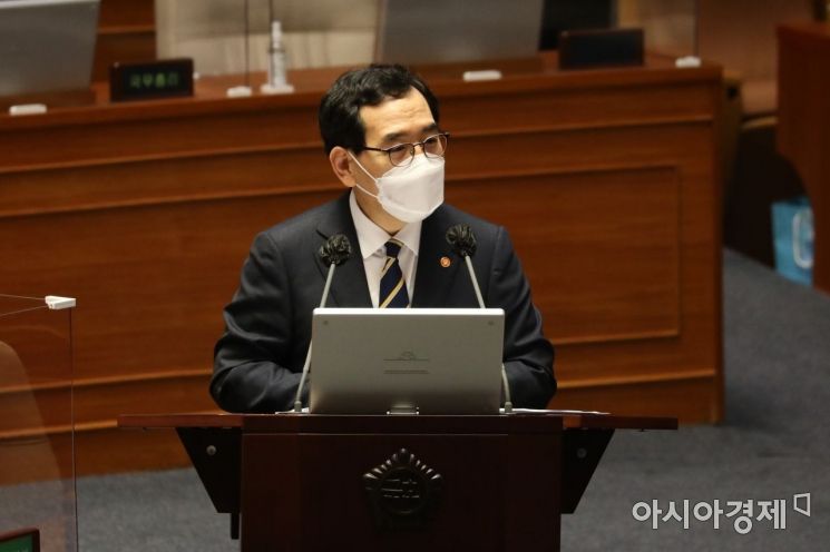 이창양 산업통상자원부 장관이 26일 국회에서 열린 경제 분야 대정부질문에 출석, 의원들 질의에 답변하고 있다./윤동주 기자 doso7@