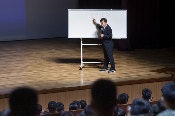 군수 아닌 군인선배로 … 장군 출신 남한권 울릉군수, 육사생도 안보교육 강사 나서
