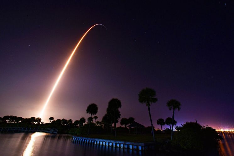 지난 4월 미국 플로리다주 케이프커내버럴 케네디우주센터 39A 발사대를 이륙한 스페이스X 팰컨9 로켓이 포물선을 그리며 우주로 향하는 모습을 인근 메릿 아일랜드에서 촬영한 사진. [이미지출처=연합뉴스]