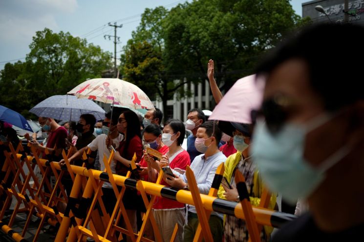 중국 상하이의 학부모들이 7일 대입시험 '가오카오'(高考) 시험장 주변에서 마스크를 쓰고 수험생들을 기다리고 있다. [이미지출처=연합뉴스]