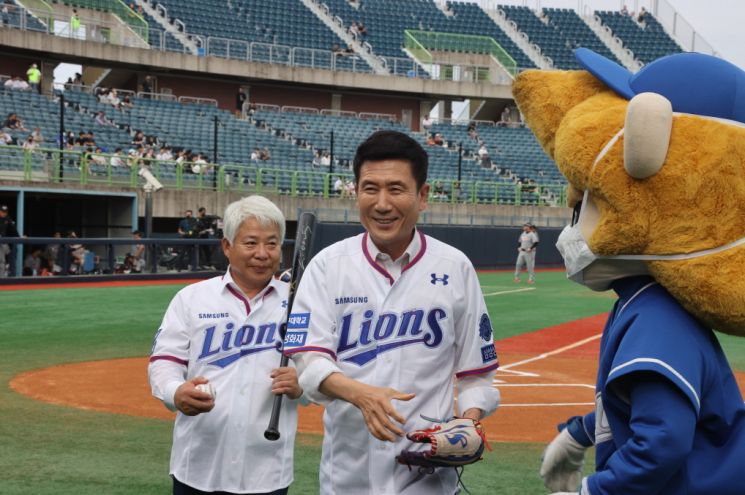 “웰컴 투 포항”, 3년 만에 온 프로야구 … 시구하는 이강덕 포항시장