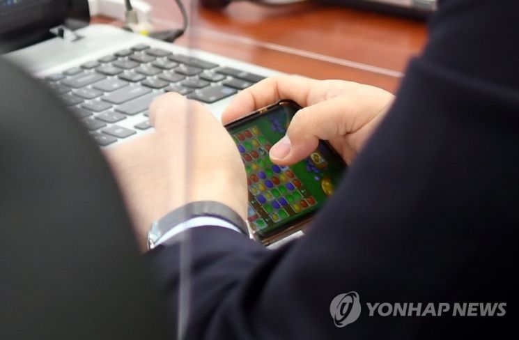 강훈식 더불어민주당 의원이 2020년 10월22일 국회에서 열린 산업통상자원중소벤처기업위원회의 산업통상자원부에 대한 국정감사에서 휴대전화로 게임을 하는 모습이 포착됐다./연합뉴스
