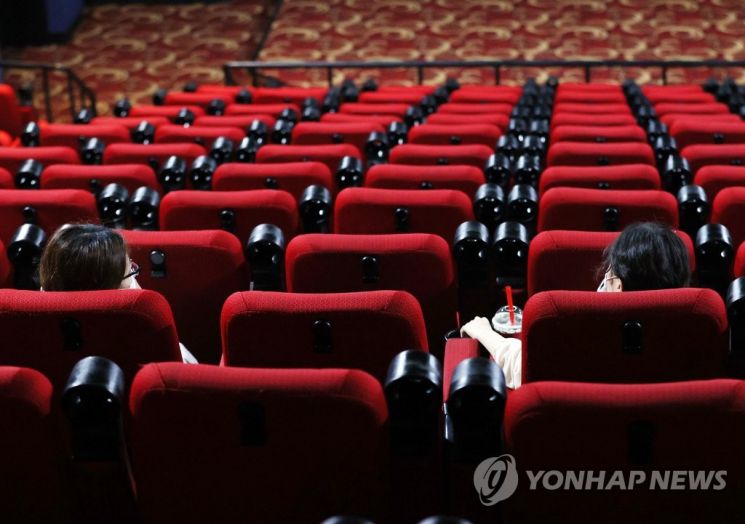 사회적 거리두기가 이어졌던 지난 2020년, 2021년 2년간 극장가는 막대한 영업손실을 감내해야 했다. / 사진=연합뉴스