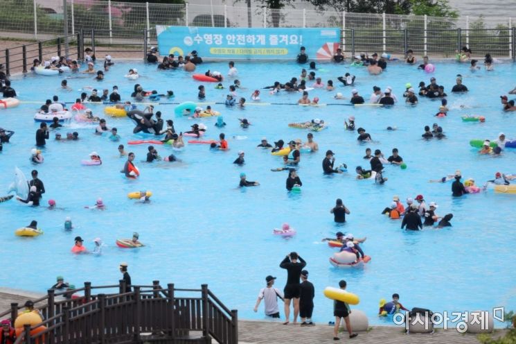 지난해 7월 서울 광진구 뚝섬한강공원 야외 수영장에서 시민들이 물놀이를 하며 더위를 식히고 있다. /문호남 기자 munonam@