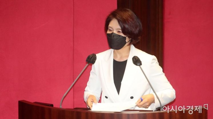 한정애 더불어민주당 의원이 27일 국회에서 열린 교육·사회·문화 대정부질문에서 한덕수 국무총리에게 질문을 하고 있다./윤동주 기자 doso7@