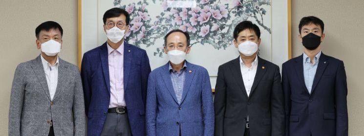 (왼쪽부터)최상목 대통령비서실 경제수석, 이창용 한국은행 총재, 추경호 경제부총리, 김주현 금융위원장, 이복현 금융감독원장이 지난 24일 비상 거시경제금융회의에 참석해 기념촬영을 하고 있다. [이미지출처=연합뉴스]
