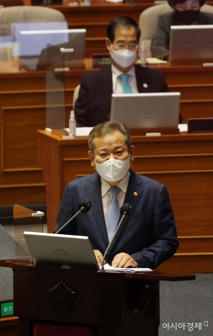 이상민 행정안전부 장관이 27일 국회에서 열린 교육·사회·문화 대정부질문에 출석, 의원 질의에 답변하고 있다./윤동주 기자 doso7@
