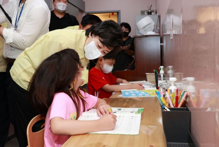 박순애 부총리가 지난 25일 세종시 한 학원에 방문해 학원 방역 점검을 하며 아이들과 이야기를 나누고 있다. [이미지출처=연합뉴스]