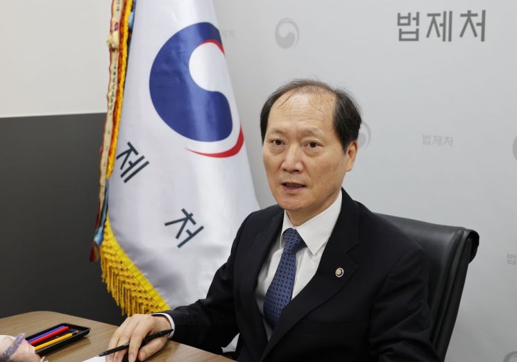 연합뉴스와 인터뷰하는 이완규 법제처장 
   (서울=연합뉴스) 김승두 기자 = 이완규 법제처장이 정부서울청사에서 연합뉴스와 인터뷰를 하며 질문에 답하고 있다. 2022.7.17
   kimsdoo@yna.co.kr
(끝)


＜저작권자(c) 연합뉴스, 무단 전재-재배포 금지＞