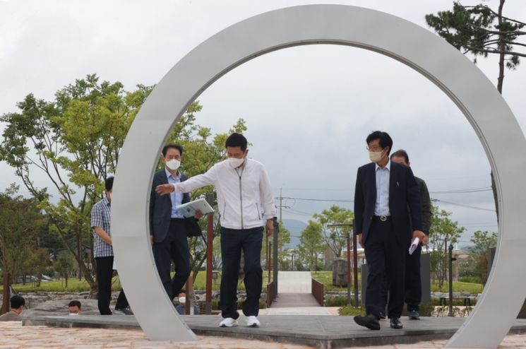 이상준 포항문화원 부원장의 현장안내에 따라 현장점검.