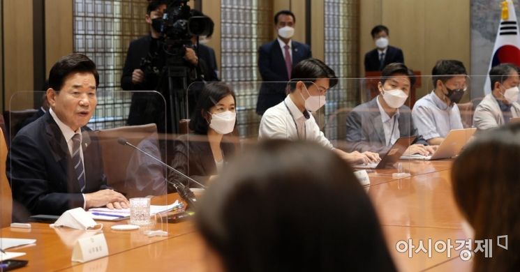 김진표 국회의장이 28일 국회에서 취임 기자간담회를 갖고 있다./윤동주 기자 doso7@