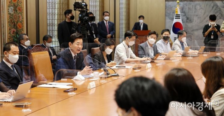 김진표 국회의장이 28일 국회에서 취임 기자간담회를 갖고 있다./윤동주 기자 doso7@