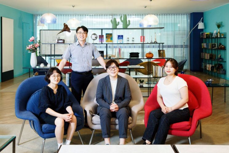 (오른쪽부터 시계방향) 전희진 박사과정 연구원, 김은희 교수, 여미래 박사과정 연구원, 강세병 교수