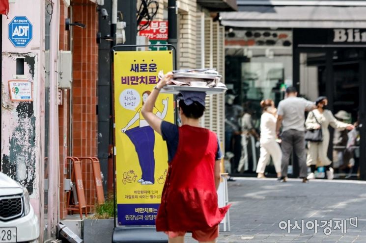 최근 폭등한 외식 물가에 직장인의 점심값 부담이 가중되고 있는 28일 서울 중구 명동에서 한 식당종업원이 음식을 배달하고 있다./강진형 기자aymsdream@