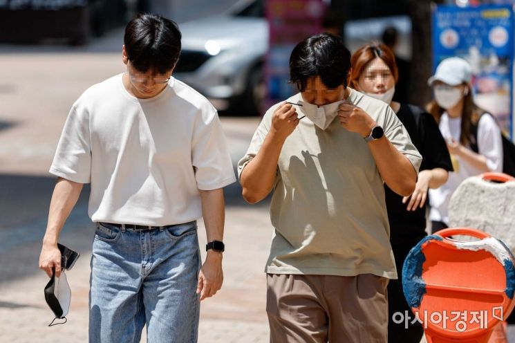 코로나19 확진자 증가세가 이어지고 있는 28일 서울 중구 명동에서 시민들이 마스크를 벗고 이동하고 있다./강진형 기자aymsdream@