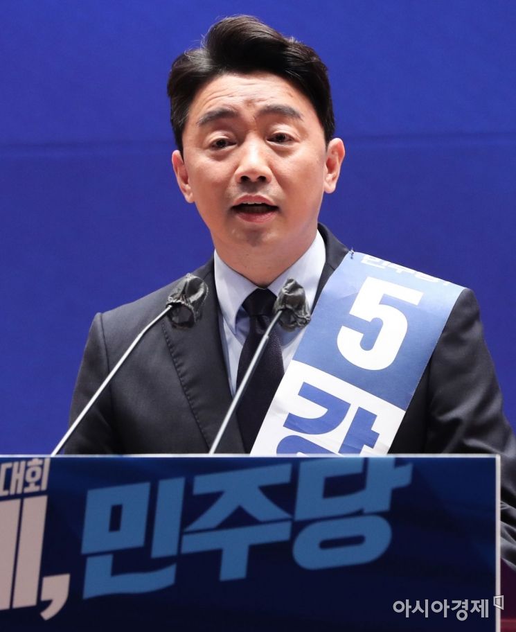 당 대표 경선에 출마한 강훈식 후보가 28일 국회의원회관에서 열린 더불어민주당 당대표 , 최고위원 선출을 위한 예비경선에서 정견 발표를 하고 있다./윤동주 기자 doso7@